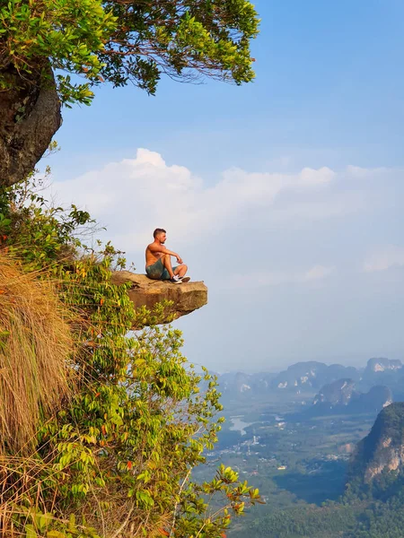 Khao Ngon Nak Nature Trail Krabi Tailandia o Dragon Crest, El hombre subió a un mirador en la cima de una montaña en Krabi, Tailandia — Foto de Stock