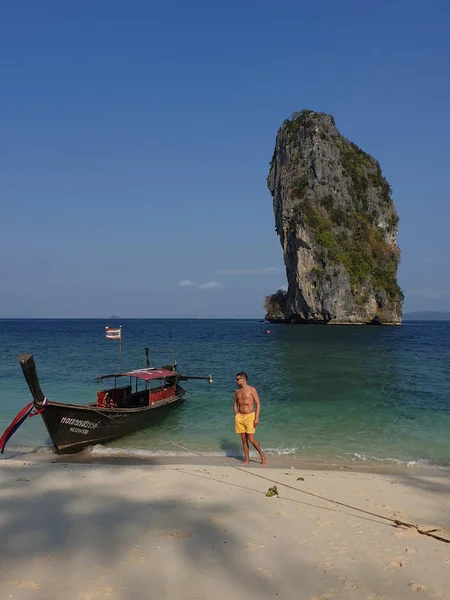 Guy em natação curta na praia de Koh poda Ilha Krabi Tailândia, homens em amarelo curto na praia em um dia ensolarado brilhante com céu azul — Fotografia de Stock