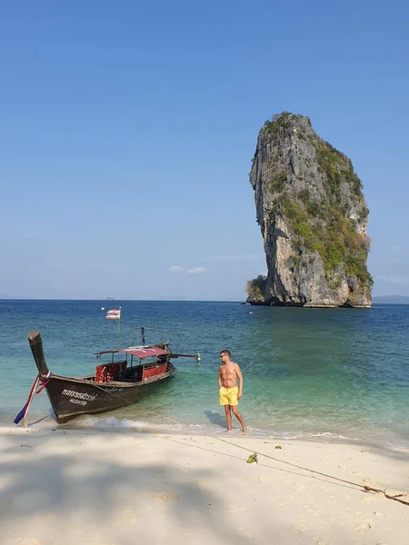 Guy in swim short on the beach of Koh poda Island Krabi Thailand, men in yellow short on the beach on a bright sunny day with blue sky — Stockfoto