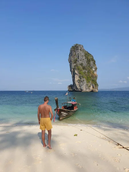 Guy in swim short on the beach of Koh poda Island Krabi Thailand, men in yellow short on the beach on a bright sunny day with blue sky — Zdjęcie stockowe