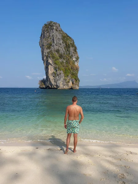 Guy in swim short on the beach of Koh poda Island Krabi Thailand, men in yellow short on the beach on a bright sunny day with blue sky — 스톡 사진