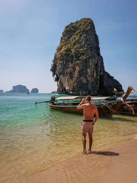 Krabi Thailand Januar 2020, Tourist am Strand, Railay Strand mit einer wunderschönen Kulisse der Insel Ko Rang Nok in Thailand Krabi — Stockfoto