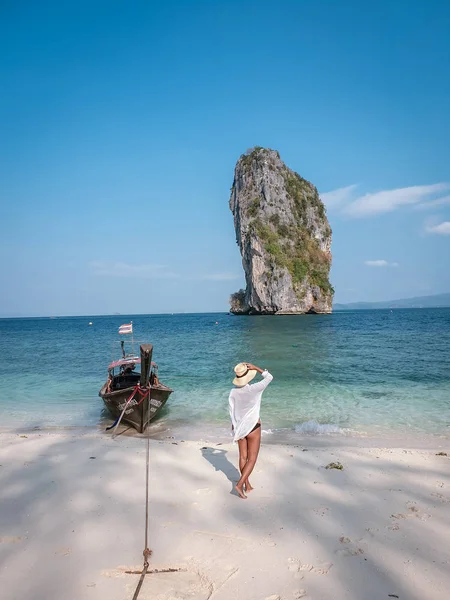 Koh Poda Krab Tajlandia, kobieta z kapeluszem na plaży wyspy Koh Poda na jasny dzień z błękitnym niebem — Zdjęcie stockowe