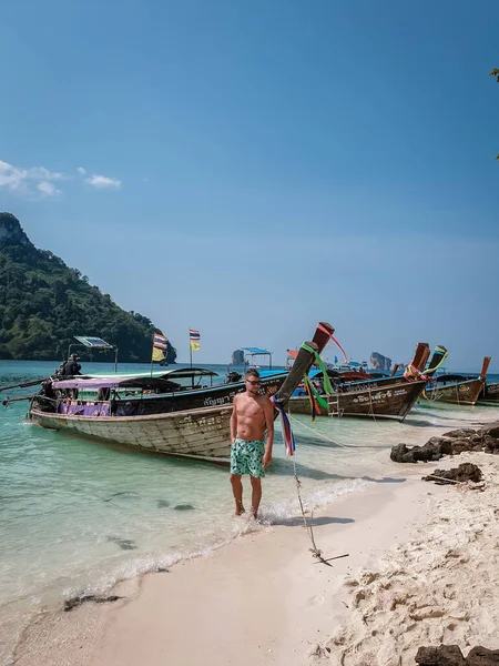 クラビタイ2020年1月、ビーチでの観光客、タイのKo Rang Nok島の美しい背景を持つ鉄道ビーチ｜クラビ — ストック写真