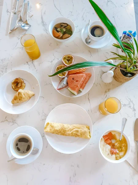 Vista superior de la mesa de desayuno con huevos y croisant, café, zumo de naranja — Foto de Stock