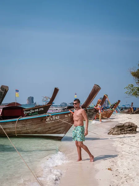 2020 년 1 월 태국 광어 (Krabi Thailand), 해변에서 관광객들을 맞이하고 있는 레일 레이 해변, 타이크라 비의 고랑 노크 섬의 아름다운 배경 사진 — 스톡 사진