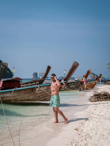 Krabi Tayland Ocak 2020, sahilde turist, Tayland 'da Ko Rang Nok Adası' nın güzel bir arka planına sahip Railay plajı. — Stok fotoğraf