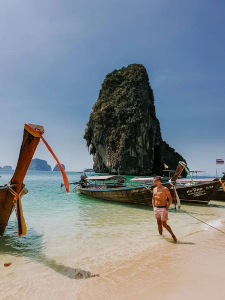 Krabi Tajlandia styczeń 2020, turysta na plaży, Railay plaża z pięknym tłem wyspy Ko Rang Nok W Tajlandii Krabi — Zdjęcie stockowe