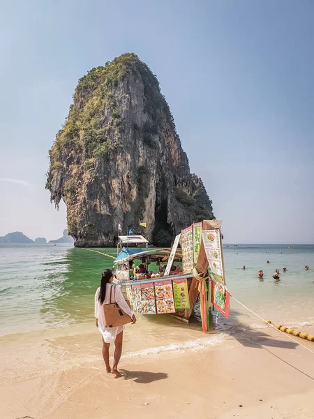 2020 년 1 월 태국 광어 (Krabi Thailand), 해변에서 관광객들을 맞이하고 있는 레일 레이 해변, 타이크라 비의 고랑 노크 섬의 아름다운 배경 사진 — 스톡 사진