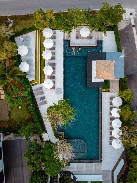 Vista dall'alto piscina, drone vista piscina, coppia in piscina durante le vacanze in Thailandia — Foto Stock