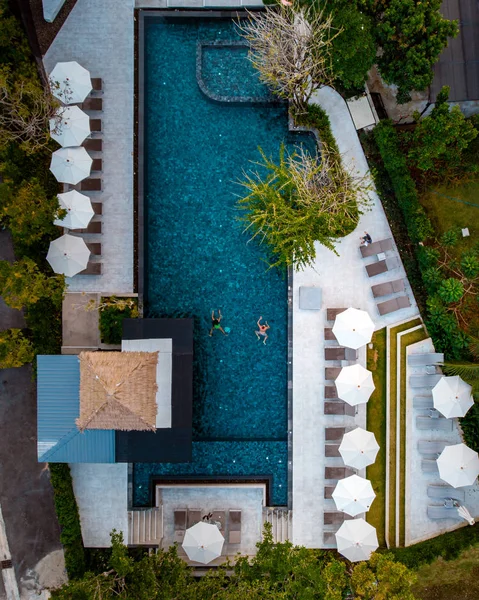 Bovenaanzicht zwembad, drone view pool, paar in zwembad tijdens vakantie in Thailand — Stockfoto