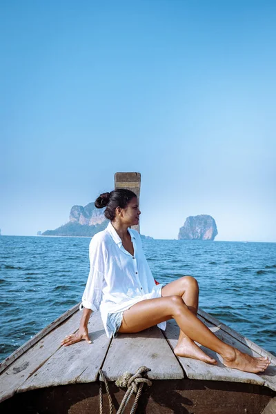 Koh Poda Krab Ταϊλάνδη, γυναίκα με καπέλο στην παραλία του νησιού Koh Poda σε μια φωτεινή μέρα με μπλε ουρανό — Φωτογραφία Αρχείου