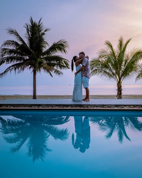 Chumphon Thajsko, pár sledující západ slunce na pláži v Thajsku — Stock fotografie