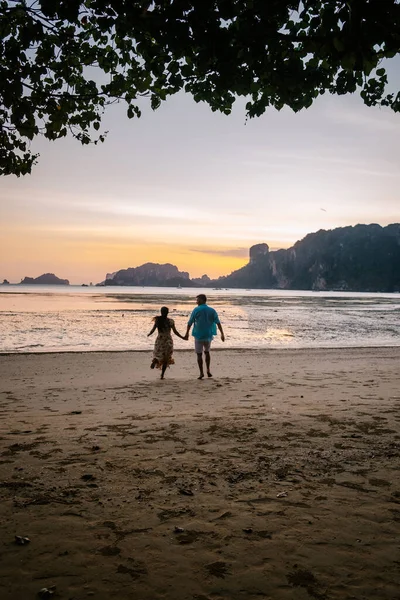 Couple during sunset on the beach Krabi Thailand, men and woman watching sunset at Ao Nam Mao beach Krabi Ao Nang area Thailand — Stockfoto