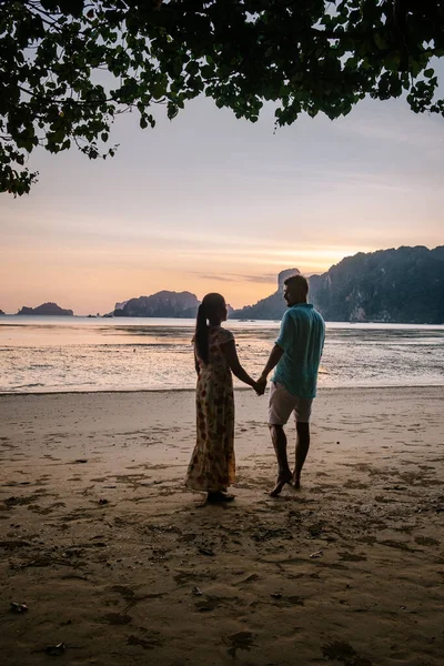 Para podczas zachodu słońca na plaży Krabi Tajlandia, mężczyźni i kobiety oglądający zachód słońca na plaży Ao Nam Mao Krabi Ao Nang obszar Tajlandia — Zdjęcie stockowe