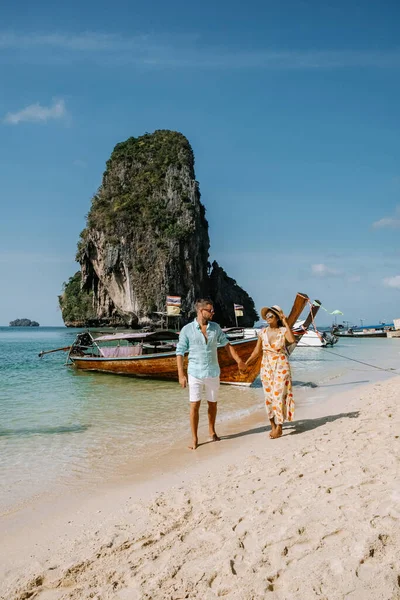 Railay Beach Krabi Tajlandia, para spacery rano na plaży z tropikalnych klifów i długich łodzi ogonowych na tle na wyspie Railay plaży Krabi — Zdjęcie stockowe