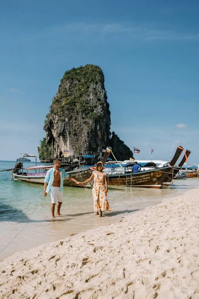 Krabi Thailand Januar 2019, Menschen Touristen zu Fuß auf einem weißen tropischen Strand, Railay Strand mit im Hintergrund Lontail Boot Drop off Tourist — Stockfoto