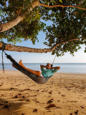 Krabi Tayland sahilinde hamak, Ao Nang sahilinde sallanan adam Tayland yengeci