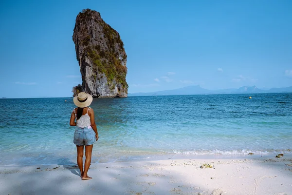 Koh Poda Krab Thailandia, donna con cappello sulla spiaggia di Koh Poda Island in una giornata luminosa con cielo blu — Foto Stock