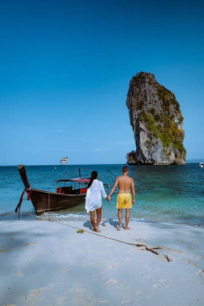 Para luksusowych wakacji Krabi Tajlandia, Koh Poda Wyspa Krabi, para mężczyzn i kobiet odwiedzić wyspę z longtail łodzi — Zdjęcie stockowe