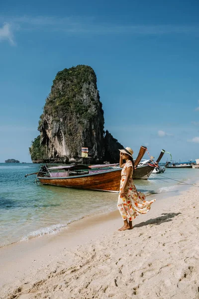 Railay Beach Krabi Thailand, Frau im Urlaub im tropischen Thailand, mit tropischen Klippen und langen Schwanzbooten — Stockfoto