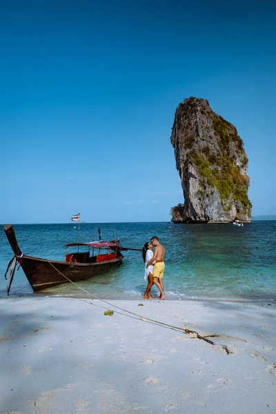 在海滩上的一对夫妇，Koh Poda Thailand，泰国Krabi省Koh Poda或Poda Island美丽的风景。这个岛上有白色的沙滩，周围环绕着晶莹清澈的海水 — 图库照片