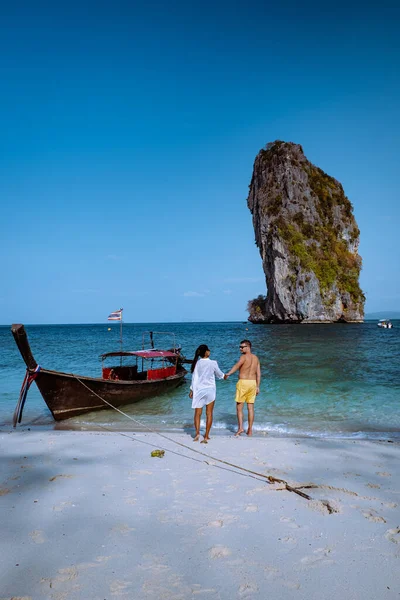 カップルの豪華な休暇クラビタイ、コポダ島クラビ、カップルの男性と女性はロングテールボートで島を訪問 — ストック写真