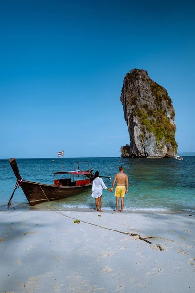 Couple luxury vacation Krabi Thailand, Koh Poda Island Krabi, couple men and woman visit the Island with longtail boat — Stock Photo, Image