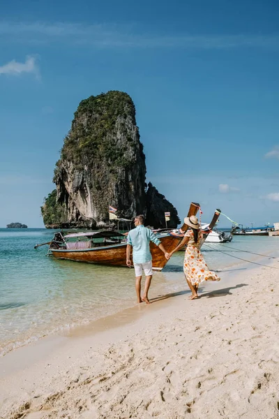 Railay Beach Krabi Tajlandia, para spacery rano na plaży z tropikalnych klifów i długich łodzi ogonowych na tle na wyspie Railay plaży Krabi — Zdjęcie stockowe