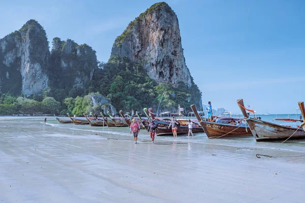Railay Beach Krabi Tailandia enero 2020, playa de Railay en una brillante mroning ingenio thourist barcos — Foto de Stock