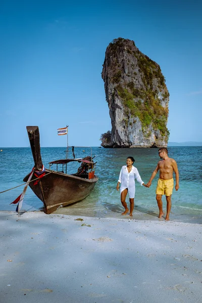 Paar Luxusurlaub Krabi Thailand, Koh Poda Island Krabi, Paar Männer und Frauen besuchen die Insel mit Langschwanzboot — Stockfoto