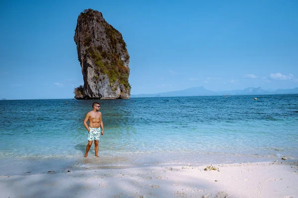 Koh Poda Tayland sahilindeki gençler, Tayland 'ın Krabi eyaletindeki Koh Poda veya Poda Adası' nın güzel manzarası. Bu adanın beyaz kumsalı var ve kristal berrak suyla çevrili. — Stok fotoğraf