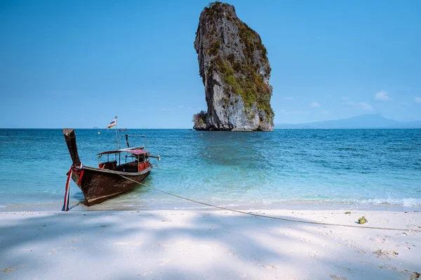 Koh Poda Thailand, The beautiful landscape of Koh Poda or Poda Island in Krabi province of Thailand. This island has white sand beach and surrounded by crystal clear water — Stok fotoğraf