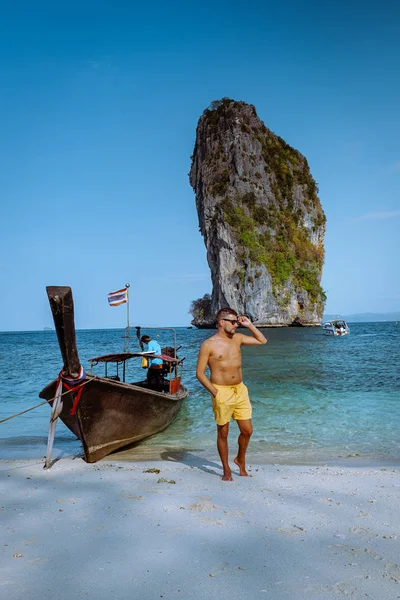 Guy em natação curta na praia de Koh poda Ilha Krabi Tailândia, homens em amarelo curto na praia em um dia ensolarado brilhante com céu azul — Fotografia de Stock