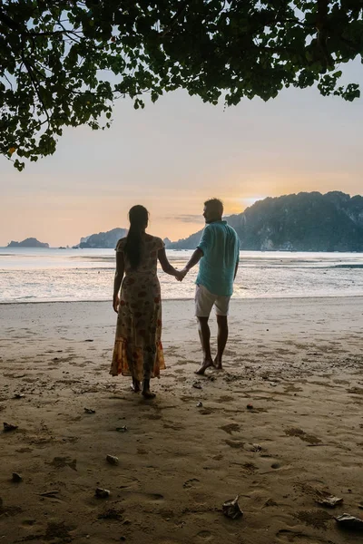 Paar bei Sonnenuntergang am Strand Krabi Thailand, Männer und Frauen beobachten den Sonnenuntergang am Ao Nam Mao Strand Krabi Ao Nang Bereich Thailand — Stockfoto