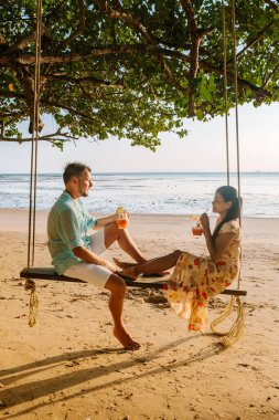 Krabi Tayland sahilinde hamak, Ao Nang sahilinde salıncakta sallanan çift Tayland yengeci