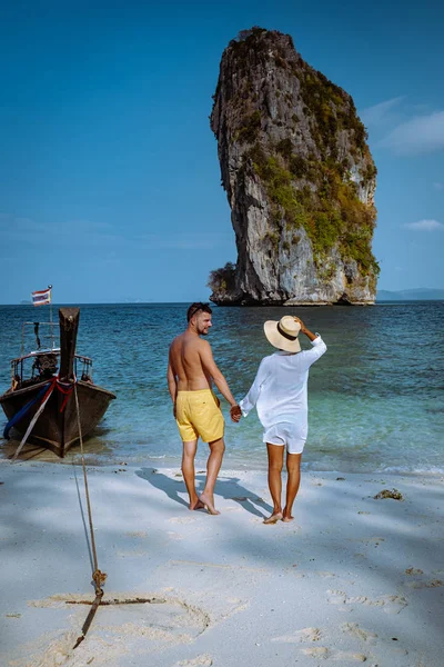 カップルの豪華な休暇クラビタイ、コポダ島クラビ、カップルの男性と女性はロングテールボートで島を訪問 — ストック写真