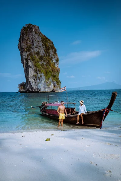 Paar Luxusurlaub Krabi Thailand, Koh Poda Island Krabi, Paar Männer und Frauen besuchen die Insel mit Langschwanzboot — Stockfoto