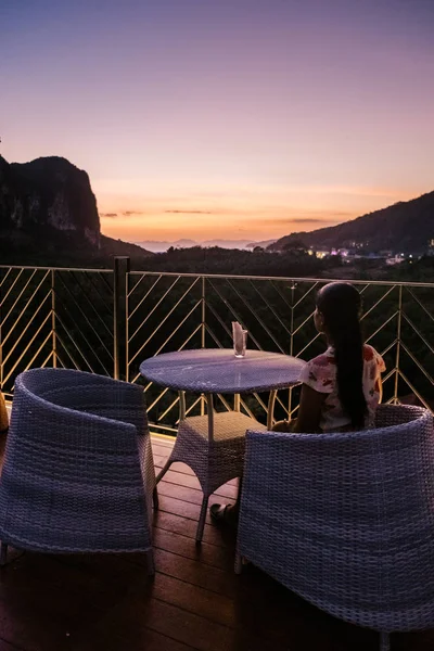 Couple watching sunset from rooftop bar in Krabi Thailand — 스톡 사진