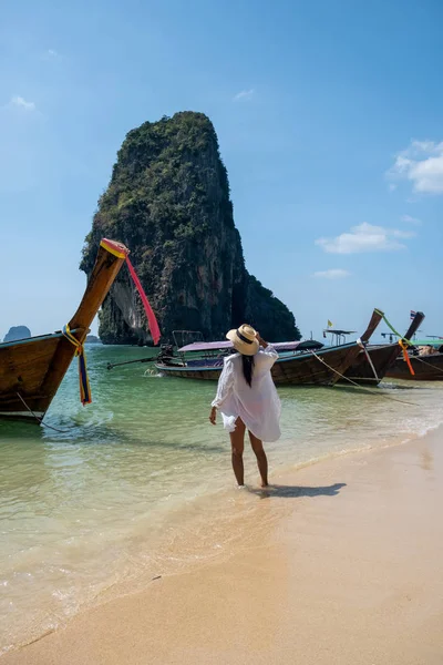 Railay Beach Krabi Thailand, couple walking in the morning on the beach with tropical cliffs and long tail boats on the background at the Island of Railay beach Krabi — 图库照片