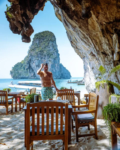 Krabi Tailandia enero 2020, Restaurante la Gruta en la playa del ferrocarril con un hermoso telón de fondo de Ko Rang Nok Island En Tailandia Krabi — Foto de Stock