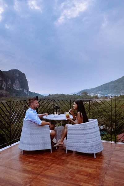 Couple regardant coucher de soleil depuis le bar sur le toit à Krabi Thaïlande — Photo