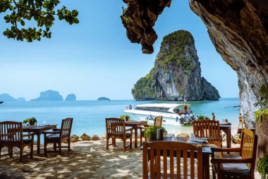 Krabi Tayland Ocak 2020, Railay sahilindeki Grotto Restoranı Tayland 'daki Ko Rang Nok Adası' nın güzel bir arkaplanı.