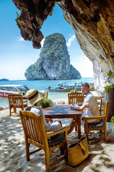 Krabi Thailand Januari 2020, Restaurang Grottan på Järnvägsstranden med en vacker bakgrund av Ko Rang Nok Island I Thailand Krabi — Stockfoto