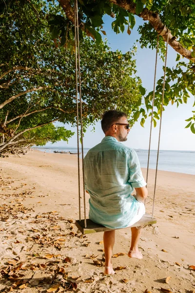 ( 영어 ) 해변의 해먹 ( 영어 ) Krabi Thailand, man in swing on AO nang beach Thailand Krabi — 스톡 사진