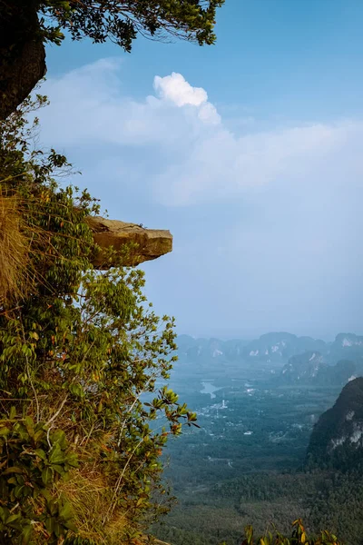 Khao Ngon Nak Nature Trail Krabi Thailandia o Dragon Crest, punto di vista sulla cima di una montagna a Krabi, Thailandia — Foto Stock