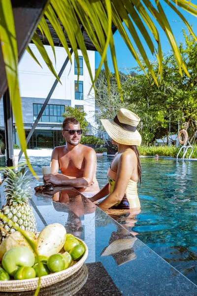 Koppel in zwembad tijdens een luxe vakantie in Thailand, mannen en vrouwen zwembad — Stockfoto