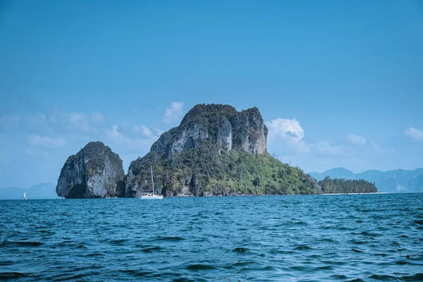 Krabi Tajlandia, Tropikalne klify i skały wapienne i wyspy w południowej Tajlandii — Zdjęcie stockowe