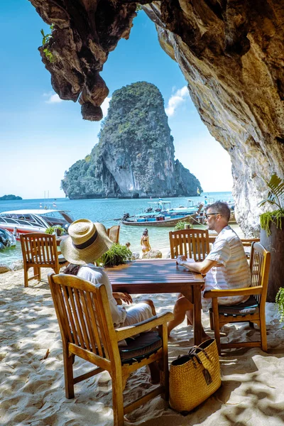 Krabi Tajlandia styczeń 2020, Restauracja Grota na Railay plaży z pięknym tle Ko Rang Nok Island W Tajlandii Krabi — Zdjęcie stockowe