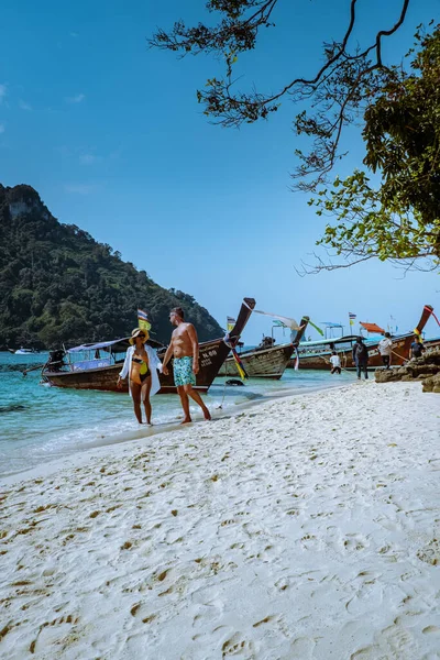 Krabi Thailand januari 2019, människor turist promenader på en vit tropisk strand, Railay strand med på bakgrunden lontail båt släppa av turist — Stockfoto